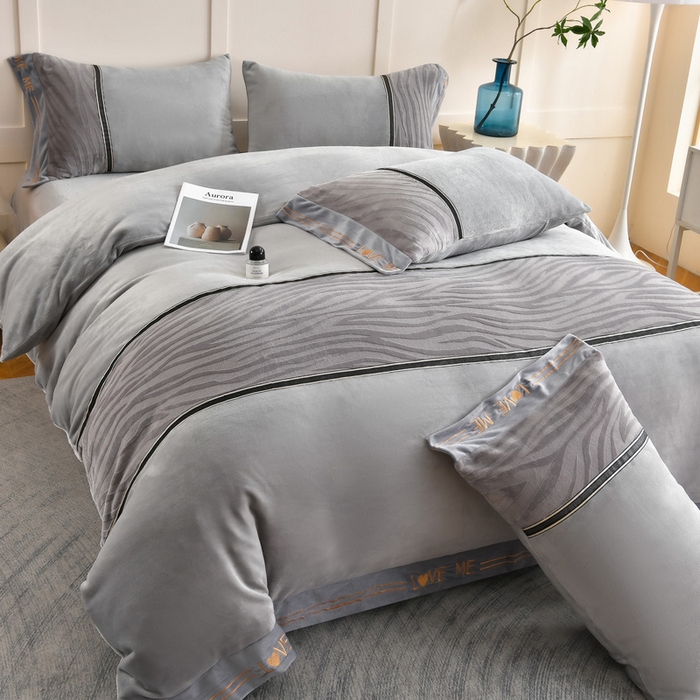 91家纺网 家纺一手货源 找家纺 妮恒美家纺 2025新款刺绣婴儿绒工艺四件套-艾琳系列 艾琳-绅士灰