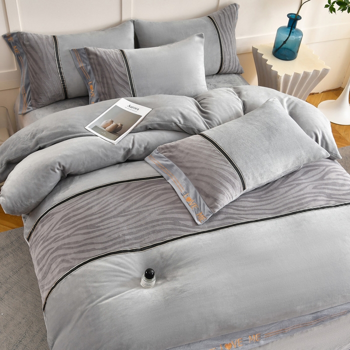 91家纺网 家纺一手货源 找家纺 妮恒美家纺 2025新款刺绣婴儿绒工艺四件套-艾琳系列 艾琳-绅士灰