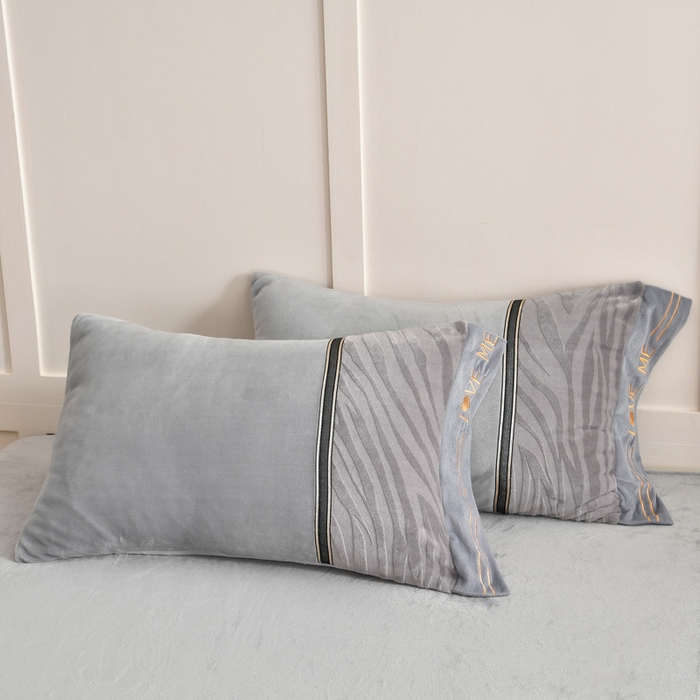 91家纺网 家纺一手货源 找家纺 妮恒美家纺 2025新款刺绣婴儿绒工艺四件套-艾琳系列 艾琳-绅士灰