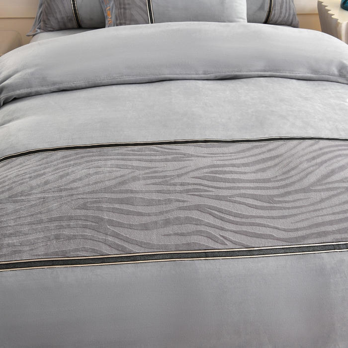 91家纺网 家纺一手货源 找家纺 妮恒美家纺 2025新款刺绣婴儿绒工艺四件套-艾琳系列 艾琳-绅士灰