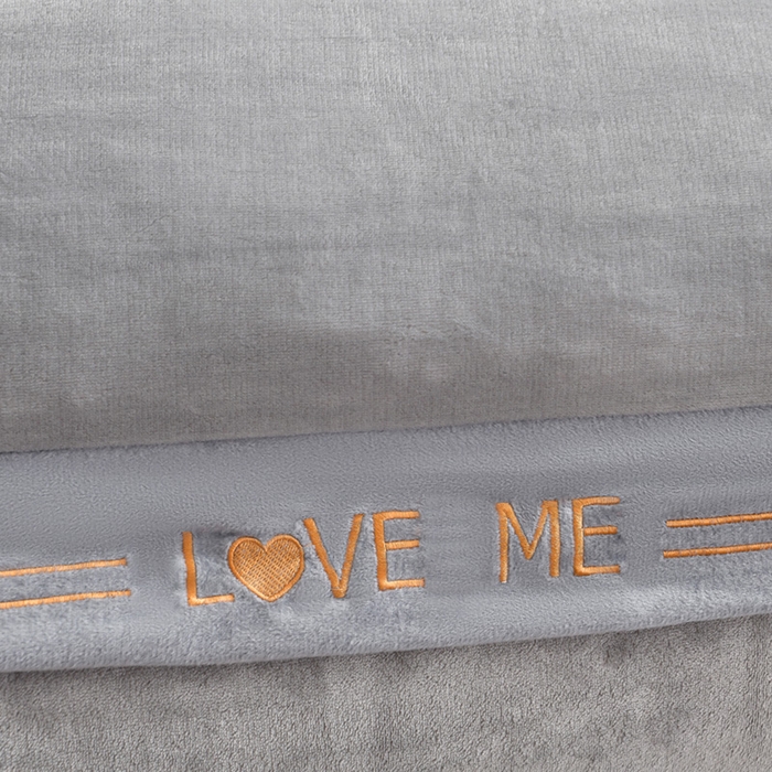 91家纺网 家纺一手货源 找家纺 妮恒美家纺 2025新款刺绣婴儿绒工艺四件套-艾琳系列 艾琳-绅士灰