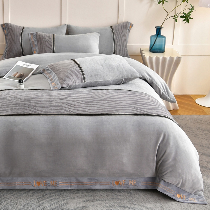 91家纺网 家纺一手货源 找家纺 妮恒美家纺 2025新款刺绣婴儿绒工艺四件套-艾琳系列 艾琳-绅士灰