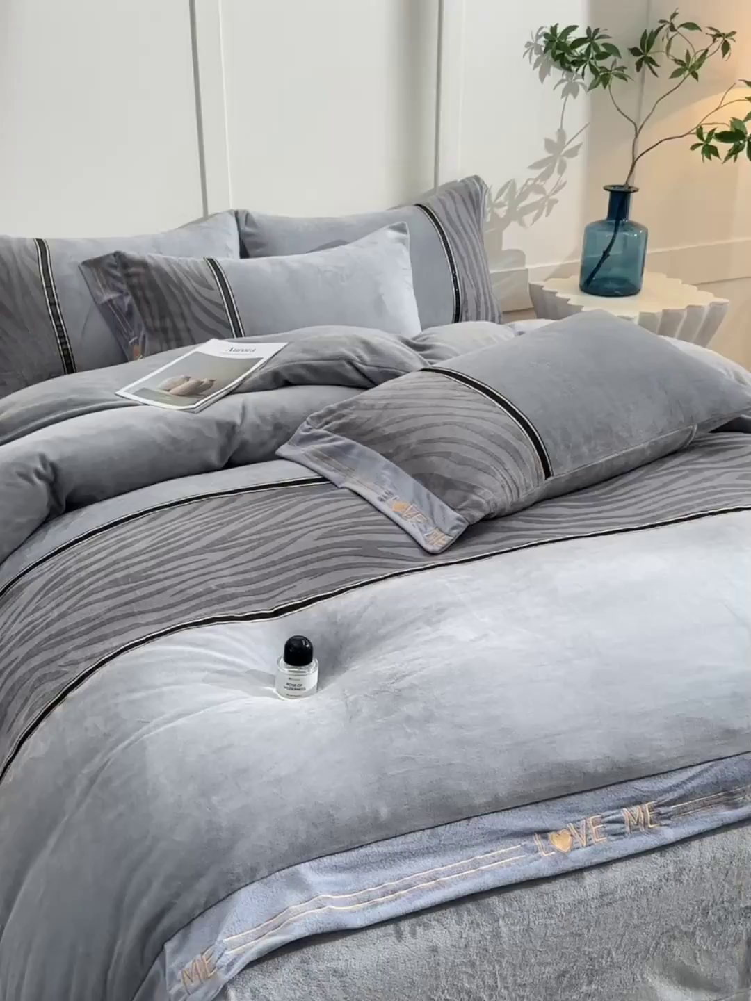 91家纺网 家纺一手货源 找家纺 妮恒美家纺 2025新款刺绣婴儿绒工艺四件套-艾琳系列 艾琳-绅士灰