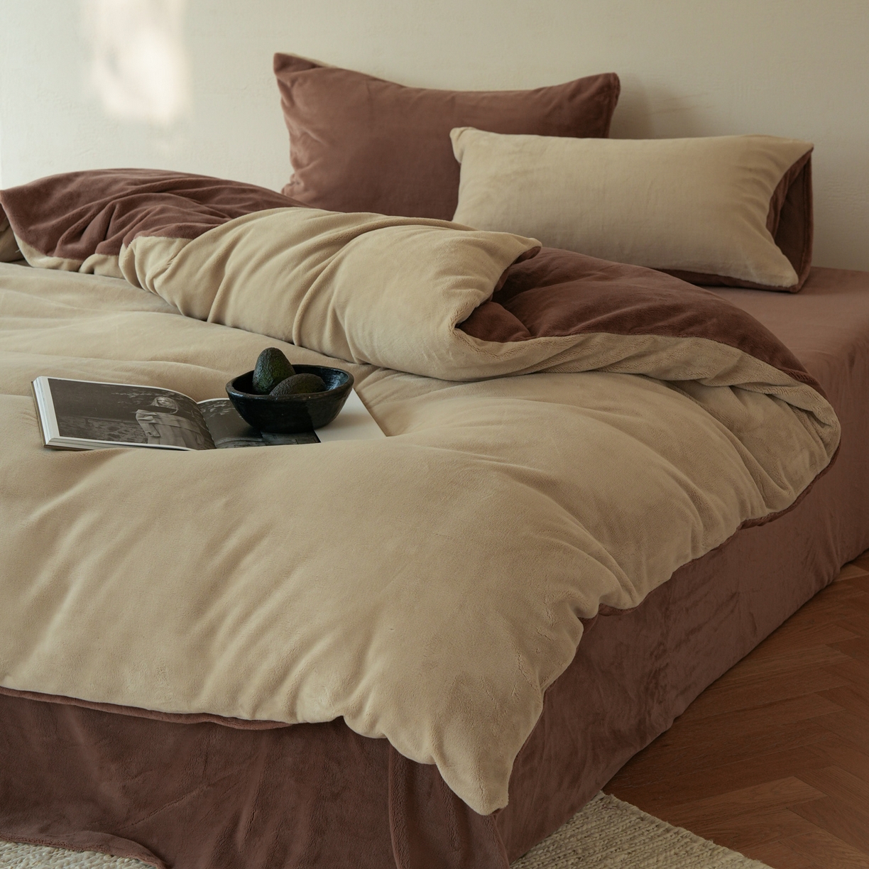 91家纺网 家纺一手货源 找家纺 简纯主义 2025新款撞色牛奶绒那不勒斯系列四件套 栗咖