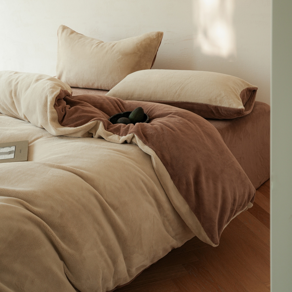 91家纺网 家纺一手货源 找家纺 简纯主义 2025新款撞色牛奶绒那不勒斯系列四件套 栗咖