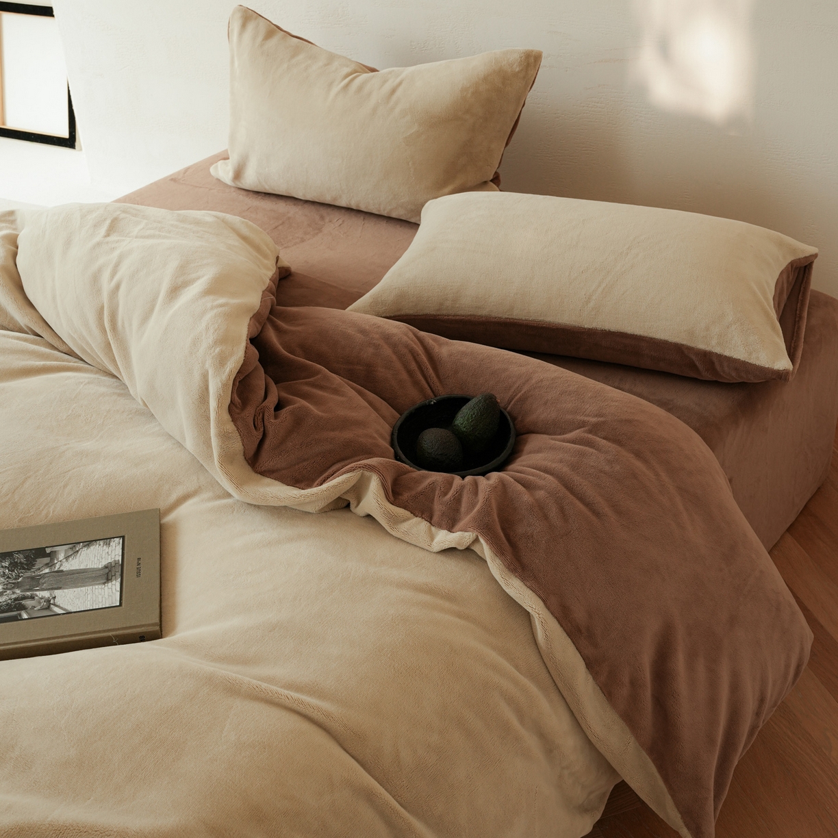 91家纺网 家纺一手货源 找家纺 简纯主义 2025新款撞色牛奶绒那不勒斯系列四件套 栗咖