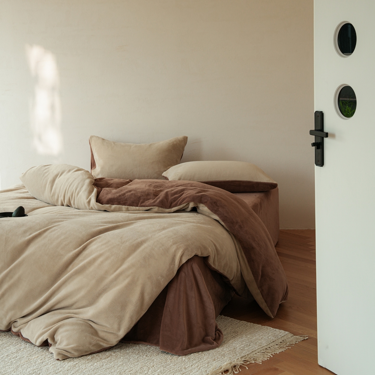 91家纺网 家纺一手货源 找家纺 简纯主义 2025新款撞色牛奶绒那不勒斯系列四件套 栗咖