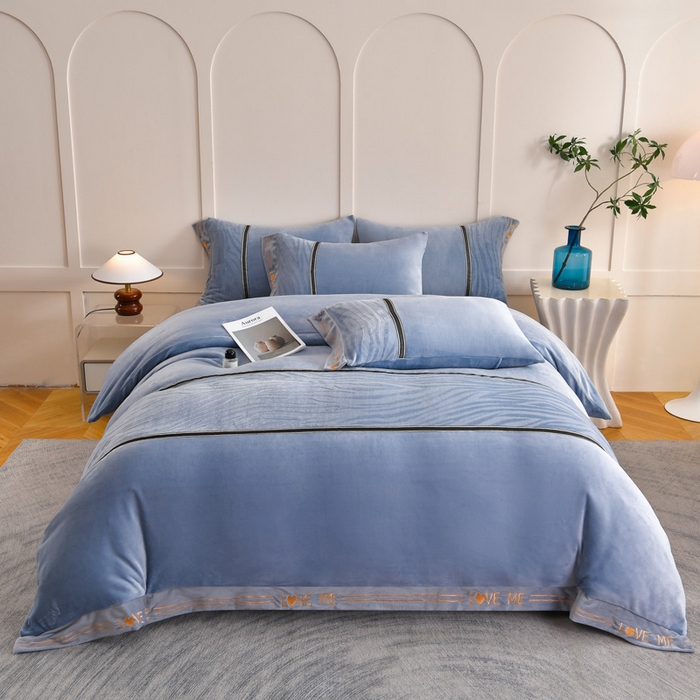 91家纺网 家纺一手货源 找家纺 妮恒美家纺 2025新款刺绣婴儿绒工艺四件套-艾琳系列 艾琳-石英灰