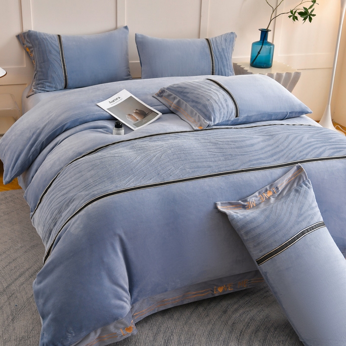 91家纺网 家纺一手货源 找家纺 妮恒美家纺 2025新款刺绣婴儿绒工艺四件套-艾琳系列 艾琳-石英灰