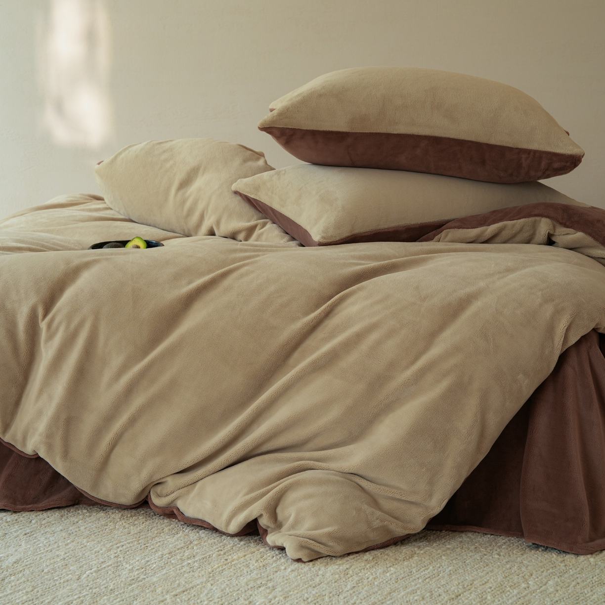 91家纺网 家纺一手货源 找家纺 简纯主义 2025新款撞色牛奶绒那不勒斯系列四件套 栗咖