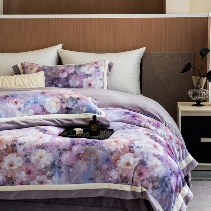 91家纺网 家纺一手货源 找家纺 瑞雪家居 2025新款全消光数码印花牛奶绒系列四件套 花语紫