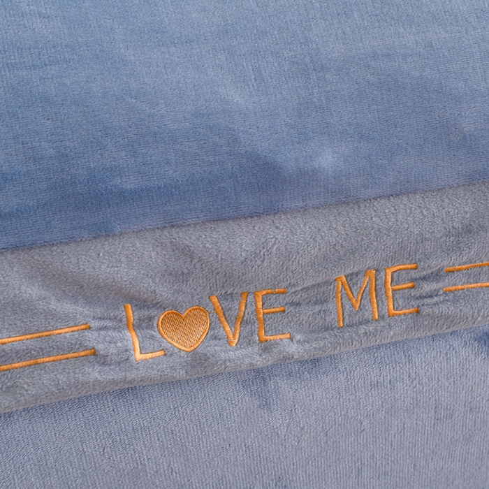 91家纺网 家纺一手货源 找家纺 妮恒美家纺 2025新款刺绣婴儿绒工艺四件套-艾琳系列 艾琳-石英灰