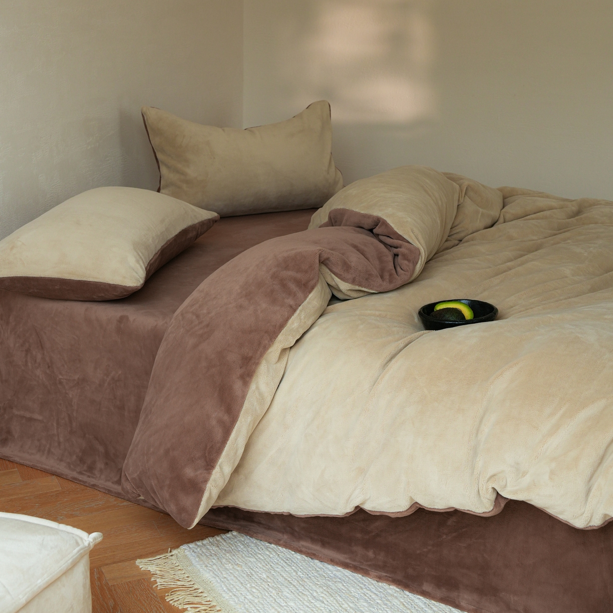 91家纺网 家纺一手货源 找家纺 简纯主义 2025新款撞色牛奶绒那不勒斯系列四件套 栗咖