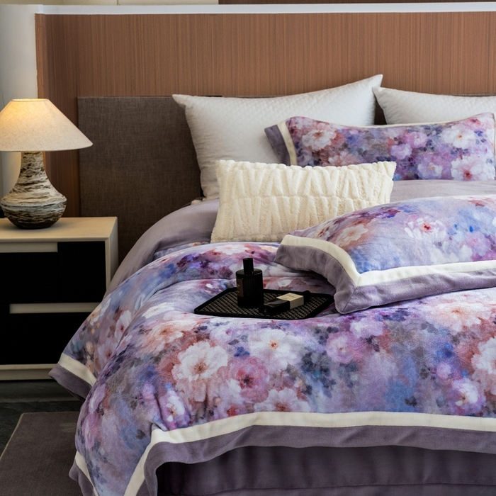 91家纺网 家纺一手货源 找家纺 瑞雪家居 2025新款全消光数码印花牛奶绒系列四件套 花语紫