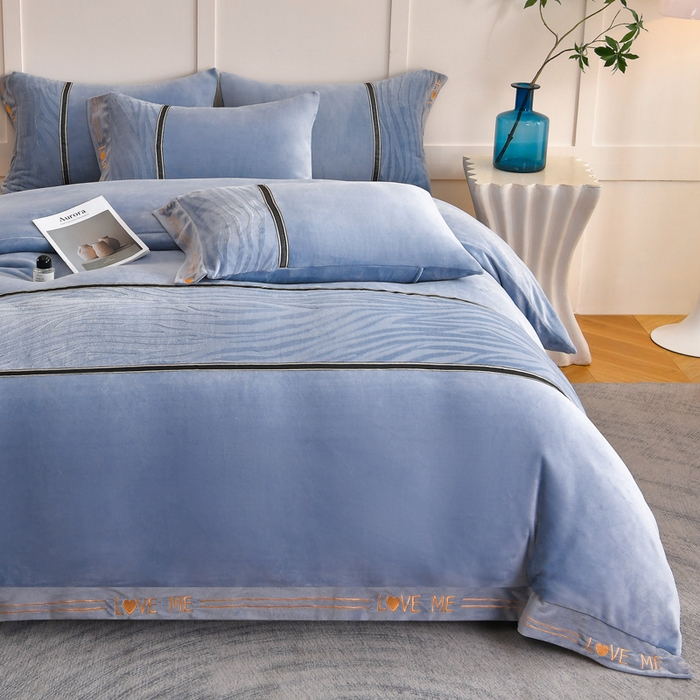 91家纺网 家纺一手货源 找家纺 妮恒美家纺 2025新款刺绣婴儿绒工艺四件套-艾琳系列 艾琳-石英灰