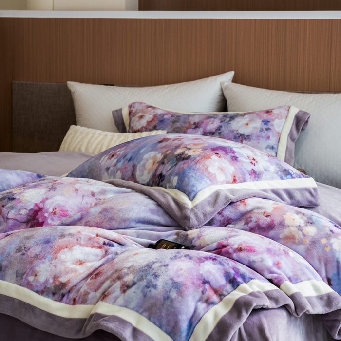 91家纺网 家纺一手货源 找家纺 瑞雪家居 2025新款全消光数码印花牛奶绒系列四件套 花语紫