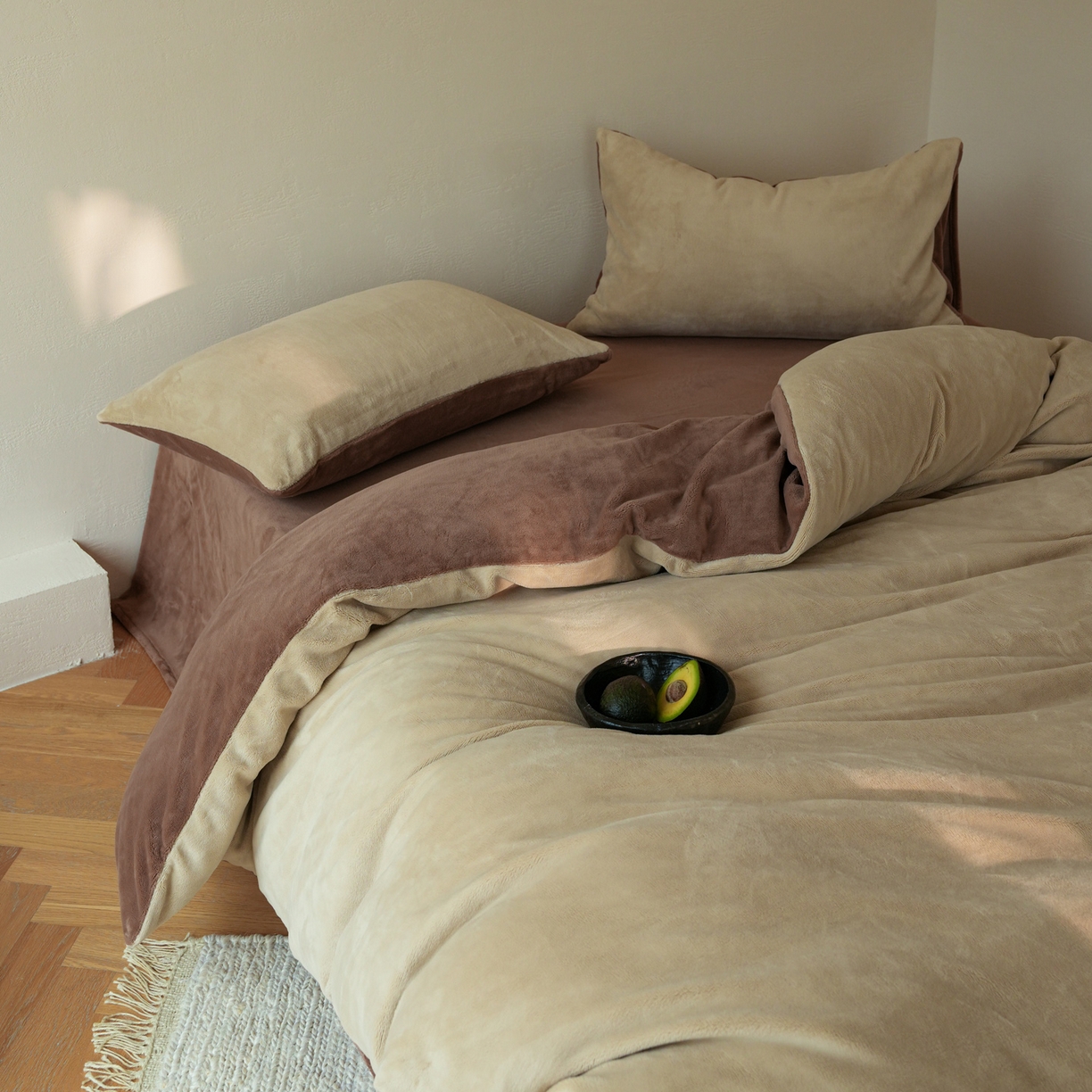 91家纺网 家纺一手货源 找家纺 简纯主义 2025新款撞色牛奶绒那不勒斯系列四件套 栗咖