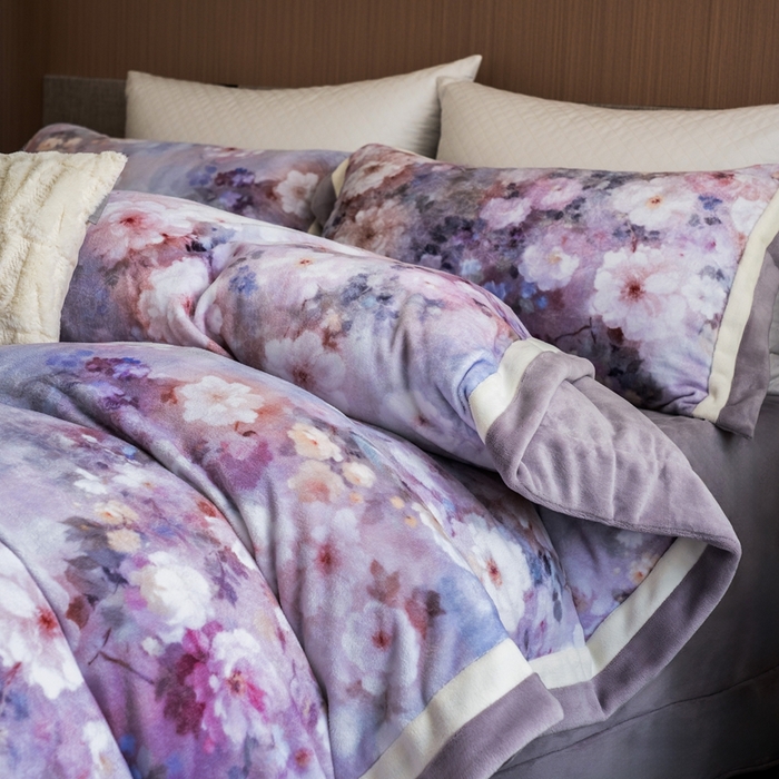 91家纺网 家纺一手货源 找家纺 瑞雪家居 2025新款全消光数码印花牛奶绒系列四件套 花语紫