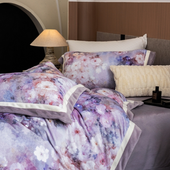 91家纺网 家纺一手货源 找家纺 瑞雪家居 2025新款全消光数码印花牛奶绒系列四件套 花语紫