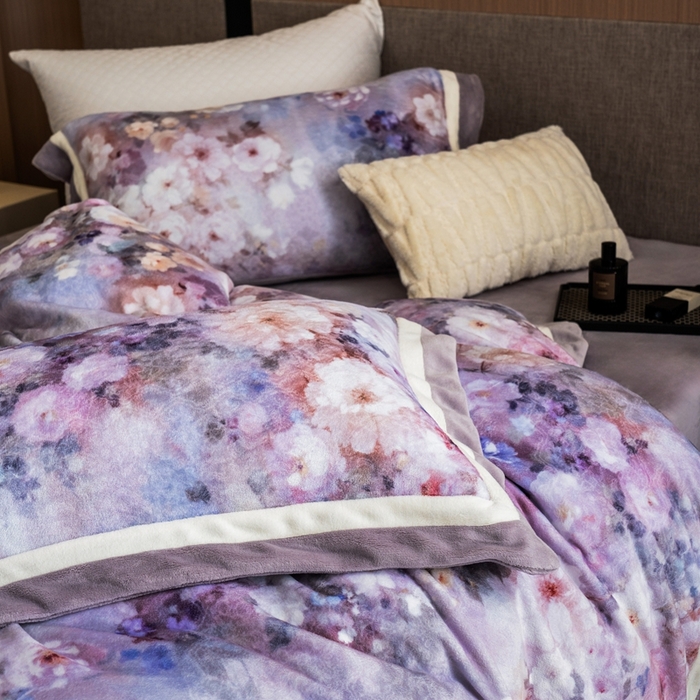 91家纺网 家纺一手货源 找家纺 瑞雪家居 2025新款全消光数码印花牛奶绒系列四件套 花语紫