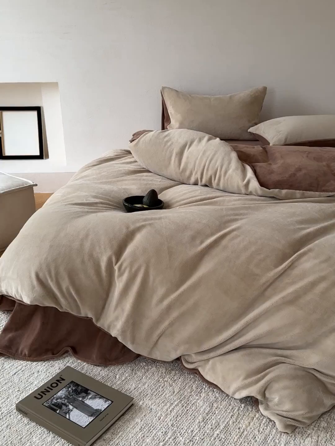 91家纺网 家纺一手货源 找家纺 简纯主义 2025新款撞色牛奶绒那不勒斯系列四件套 栗咖