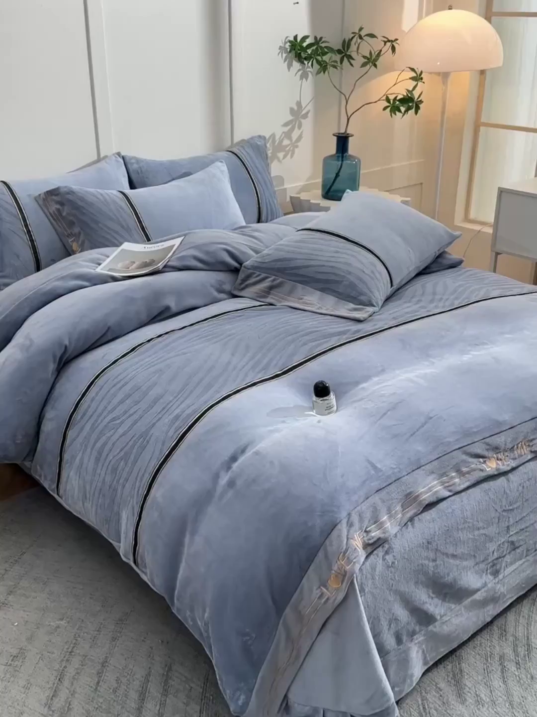 91家纺网 家纺一手货源 找家纺 妮恒美家纺 2025新款刺绣婴儿绒工艺四件套-艾琳系列 艾琳-石英灰