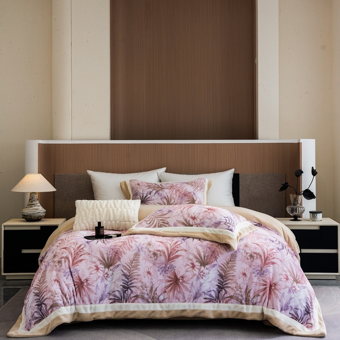 91家纺网 家纺一手货源 找家纺 瑞雪家居 2025新款全消光数码印花牛奶绒系列四件套 叶语粉