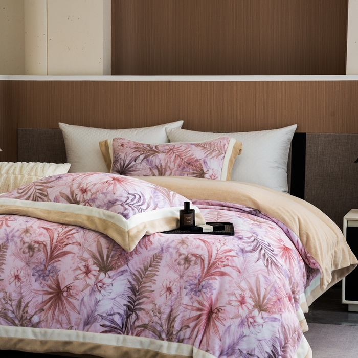 91家纺网 家纺一手货源 找家纺 瑞雪家居 2025新款全消光数码印花牛奶绒系列四件套 叶语粉