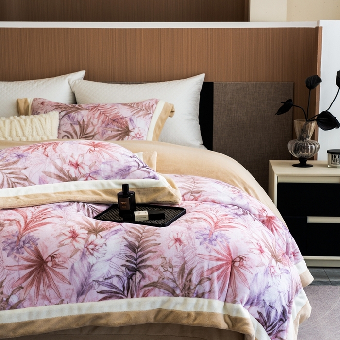 91家纺网 家纺一手货源 找家纺 瑞雪家居 2025新款全消光数码印花牛奶绒系列四件套 叶语粉