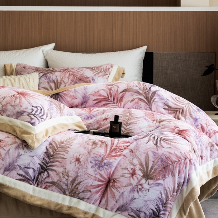 91家纺网 家纺一手货源 找家纺 瑞雪家居 2025新款全消光数码印花牛奶绒系列四件套 叶语粉