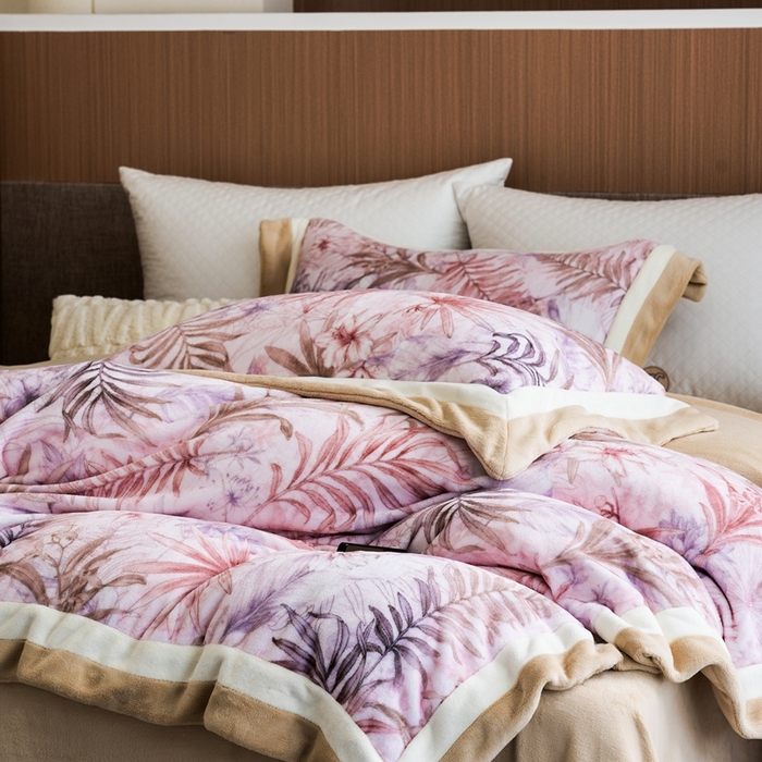 91家纺网 家纺一手货源 找家纺 瑞雪家居 2025新款全消光数码印花牛奶绒系列四件套 叶语粉