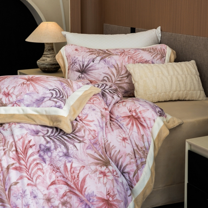 91家纺网 家纺一手货源 找家纺 瑞雪家居 2025新款全消光数码印花牛奶绒系列四件套 叶语粉