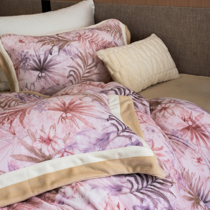 91家纺网 家纺一手货源 找家纺 瑞雪家居 2025新款全消光数码印花牛奶绒系列四件套 叶语粉