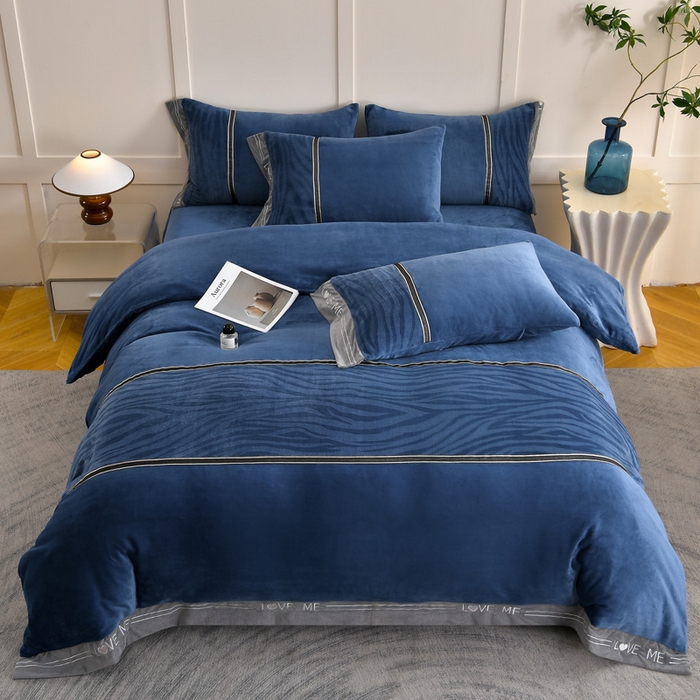 91家纺网 家纺一手货源 找家纺 妮恒美家纺 2025新款刺绣婴儿绒工艺四件套-艾琳系列 艾琳-雾蓝