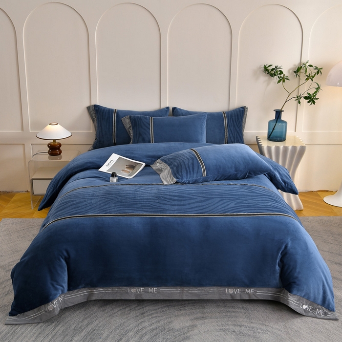 91家纺网 家纺一手货源 找家纺 妮恒美家纺 2025新款刺绣婴儿绒工艺四件套-艾琳系列 艾琳-雾蓝