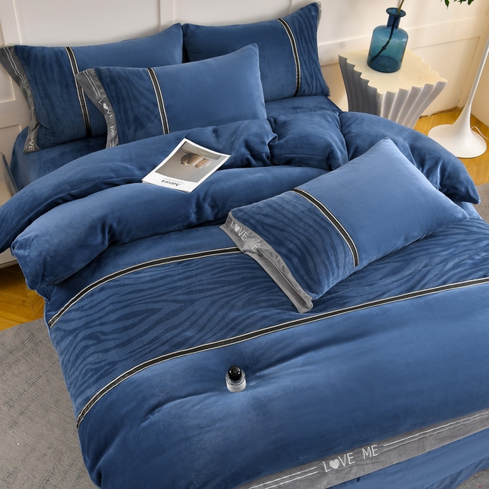 91家纺网 家纺一手货源 找家纺 妮恒美家纺 2025新款刺绣婴儿绒工艺四件套-艾琳系列 艾琳-雾蓝