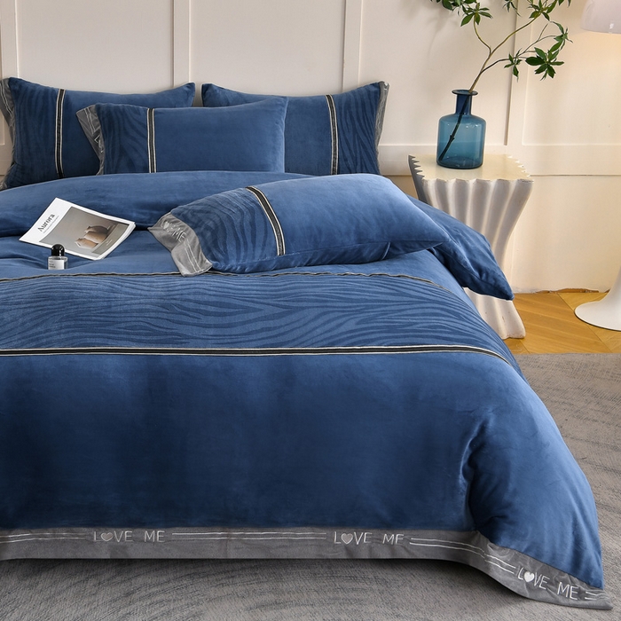 91家纺网 家纺一手货源 找家纺 妮恒美家纺 2025新款刺绣婴儿绒工艺四件套-艾琳系列 艾琳-雾蓝