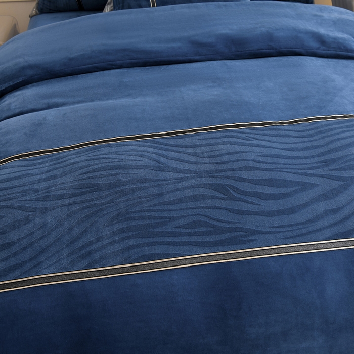 91家纺网 家纺一手货源 找家纺 妮恒美家纺 2025新款刺绣婴儿绒工艺四件套-艾琳系列 艾琳-雾蓝