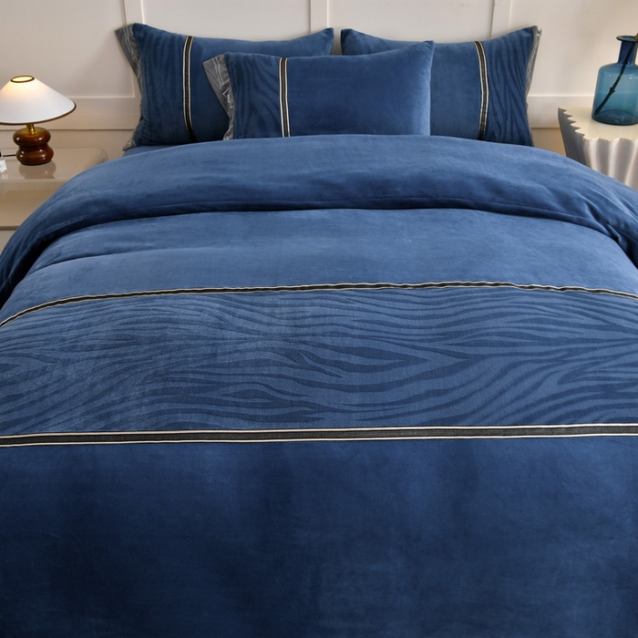 91家纺网 家纺一手货源 找家纺 妮恒美家纺 2025新款刺绣婴儿绒工艺四件套-艾琳系列 艾琳-雾蓝