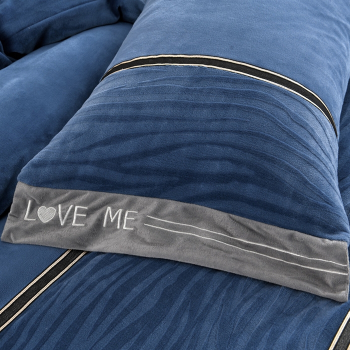 91家纺网 家纺一手货源 找家纺 妮恒美家纺 2025新款刺绣婴儿绒工艺四件套-艾琳系列 艾琳-雾蓝