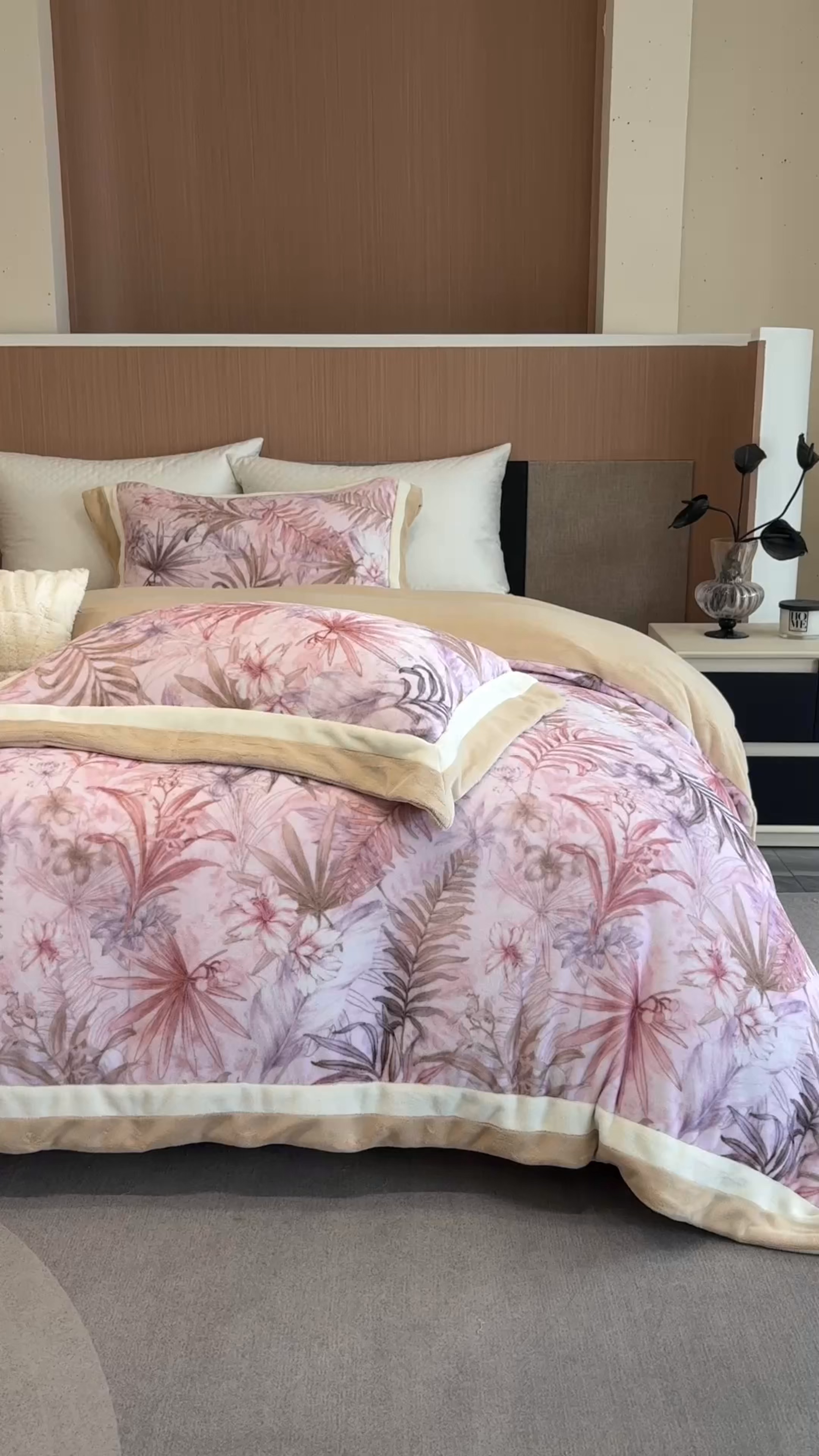 91家纺网 家纺一手货源 找家纺 瑞雪家居 2025新款全消光数码印花牛奶绒系列四件套 叶语粉