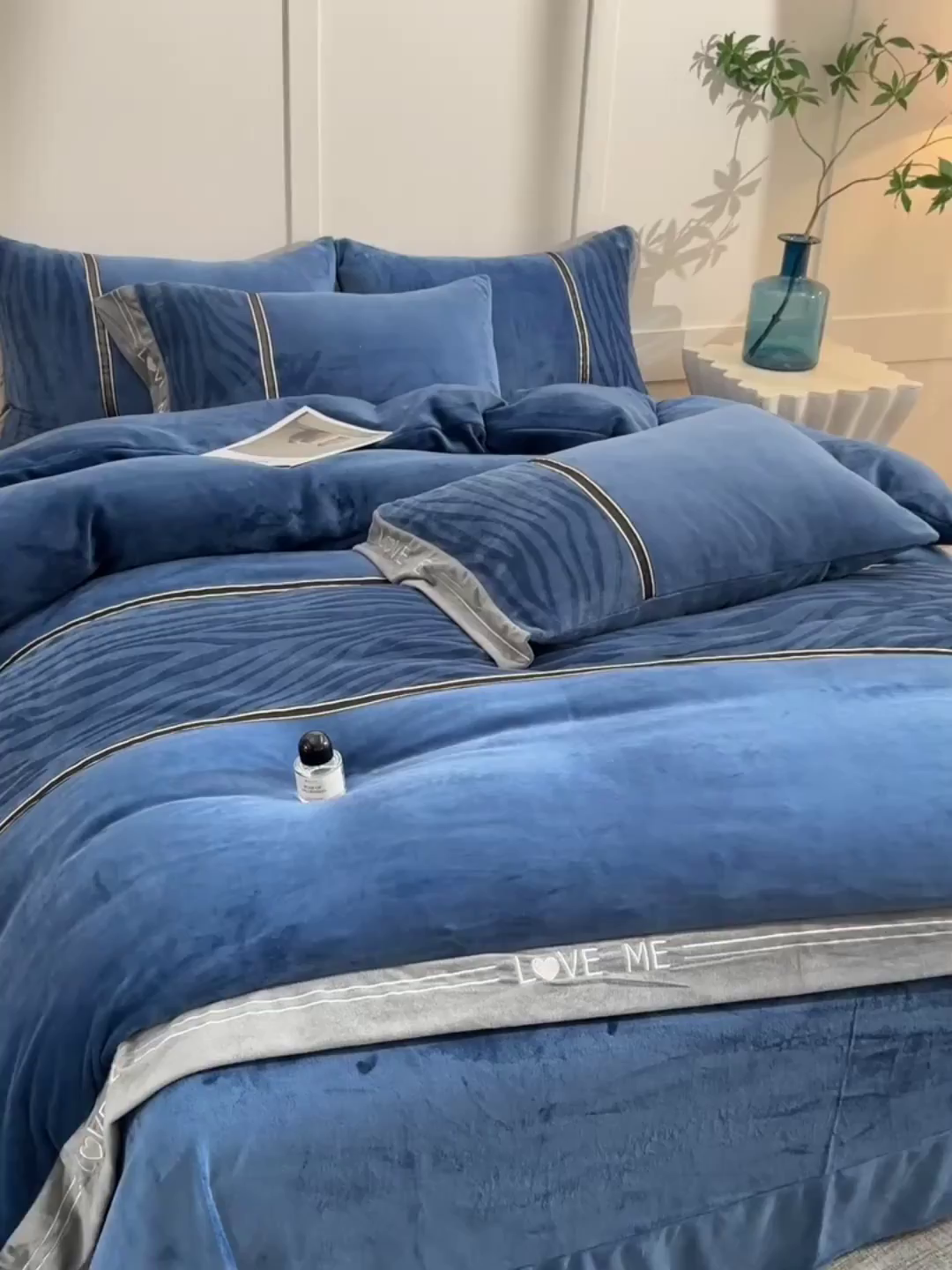 91家纺网 家纺一手货源 找家纺 妮恒美家纺 2025新款刺绣婴儿绒工艺四件套-艾琳系列 艾琳-雾蓝