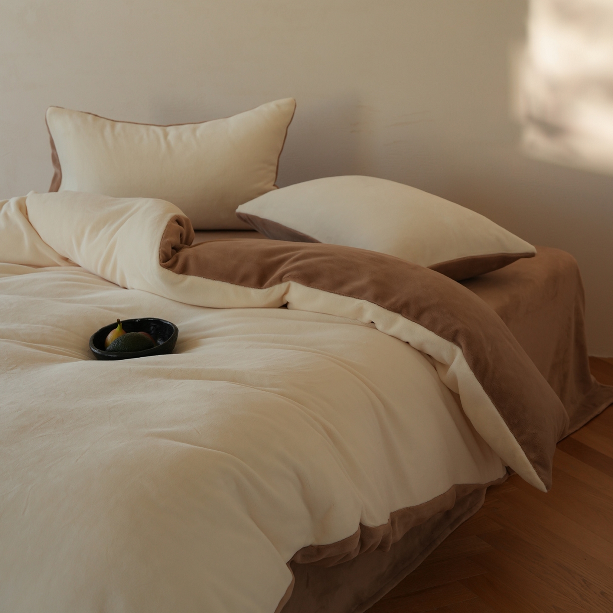 91家纺网 家纺一手货源 找家纺 简纯主义 2025新款撞色牛奶绒那不勒斯系列四件套 梦璃