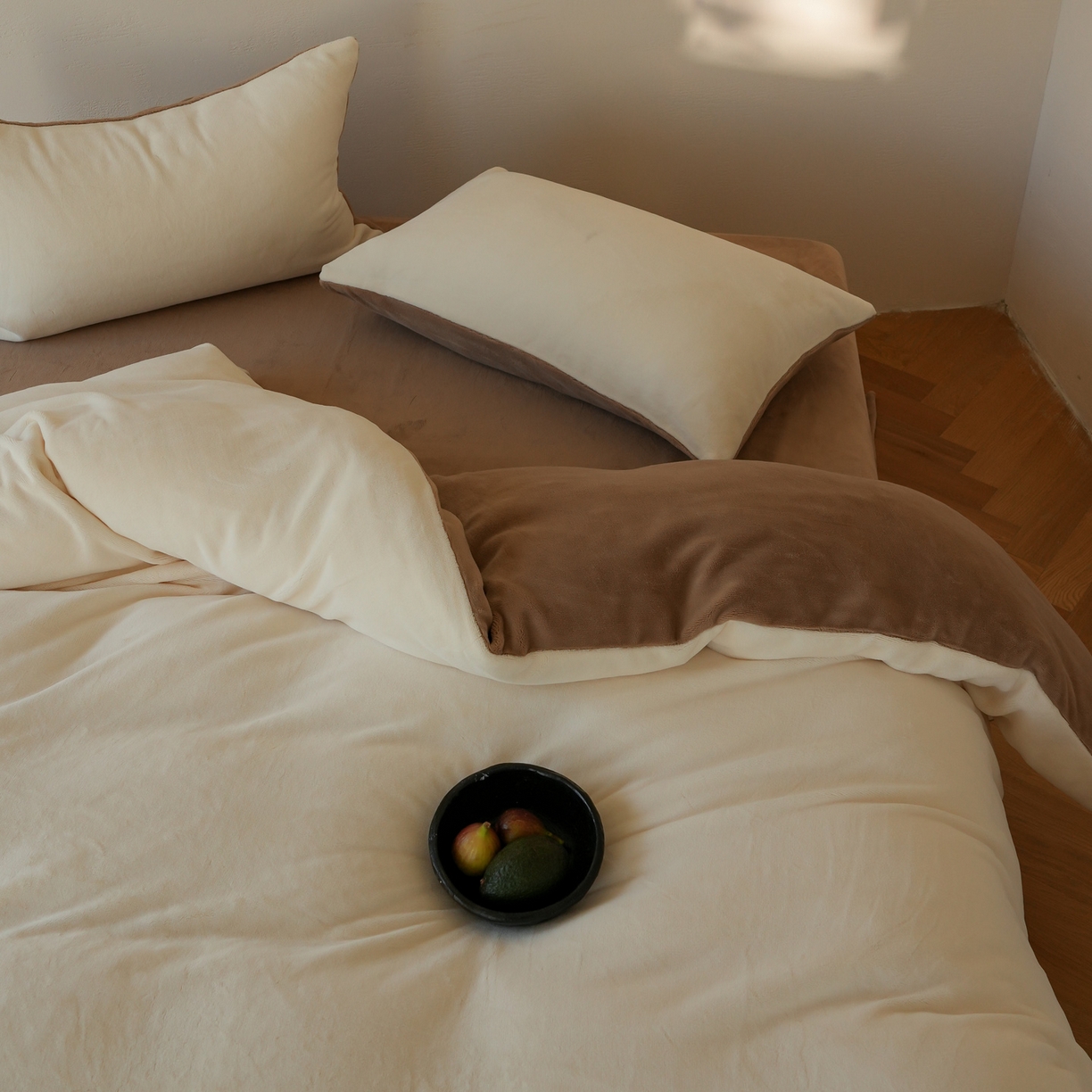 91家纺网 家纺一手货源 找家纺 简纯主义 2025新款撞色牛奶绒那不勒斯系列四件套 梦璃