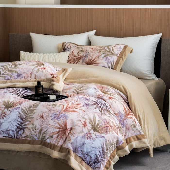 91家纺网 家纺一手货源 找家纺 瑞雪家居 2025新款全消光数码印花牛奶绒系列四件套 叶语黄