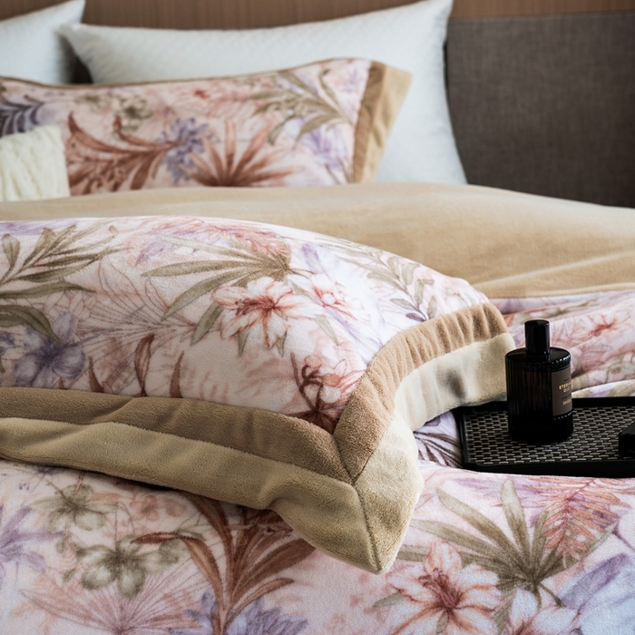 91家纺网 家纺一手货源 找家纺 瑞雪家居 2025新款全消光数码印花牛奶绒系列四件套 叶语黄