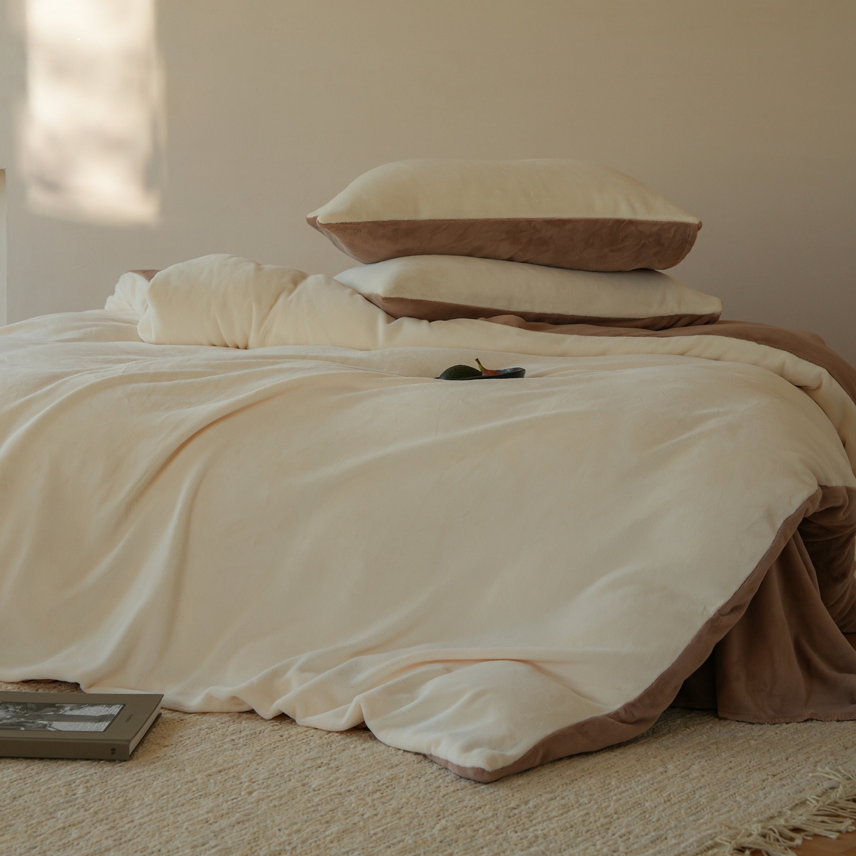 91家纺网 家纺一手货源 找家纺 简纯主义 2025新款撞色牛奶绒那不勒斯系列四件套 梦璃