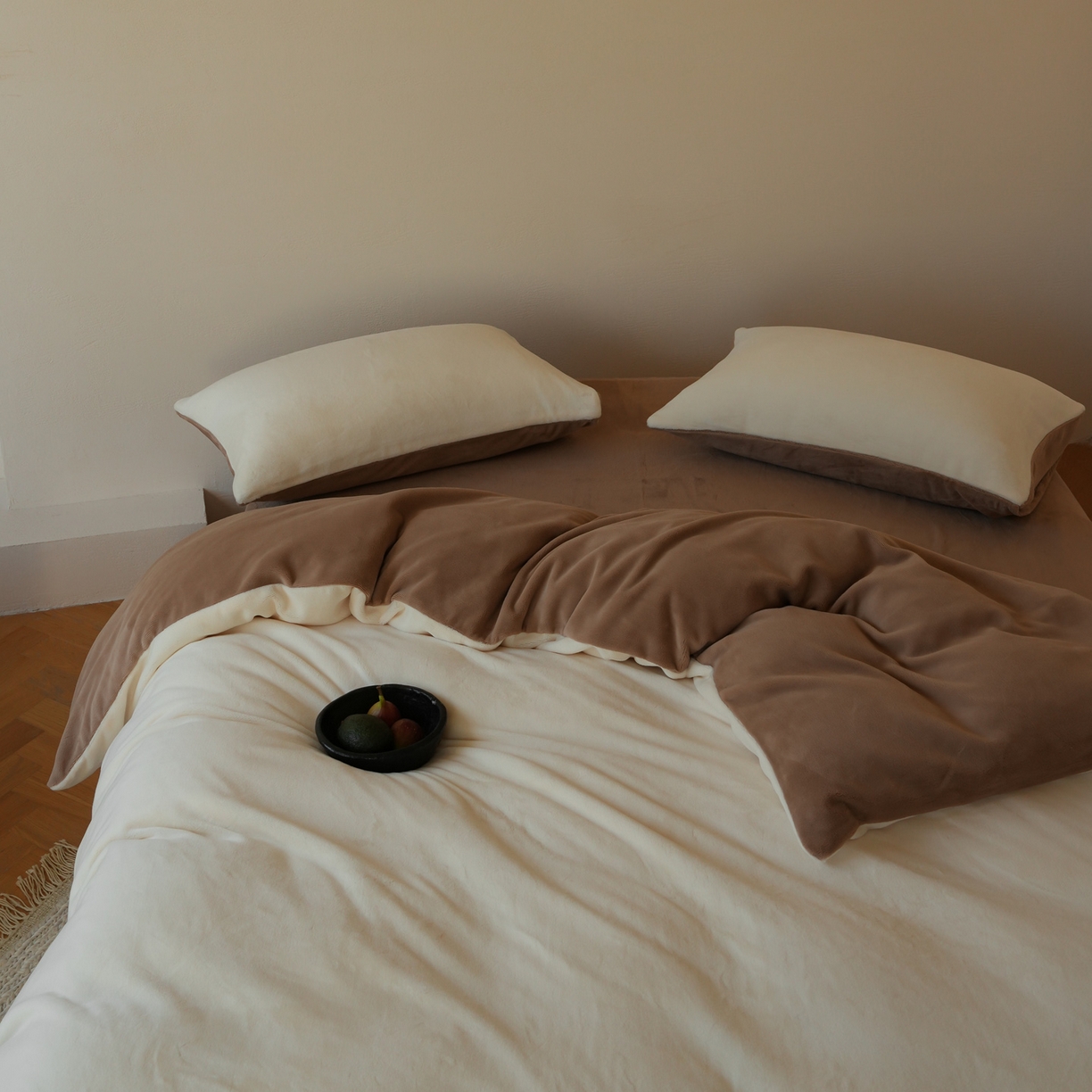 91家纺网 家纺一手货源 找家纺 简纯主义 2025新款撞色牛奶绒那不勒斯系列四件套 梦璃