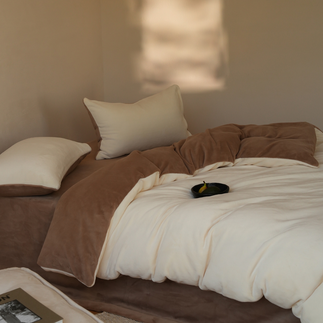 91家纺网 家纺一手货源 找家纺 简纯主义 2025新款撞色牛奶绒那不勒斯系列四件套 梦璃