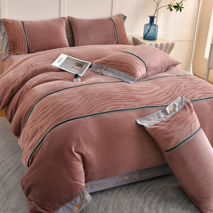 91家纺网 家纺一手货源 找家纺 妮恒美家纺 2025新款刺绣婴儿绒工艺四件套-艾琳系列 艾琳-陨石拿铁